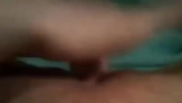 Эмигрантка сунет пальчики в киску